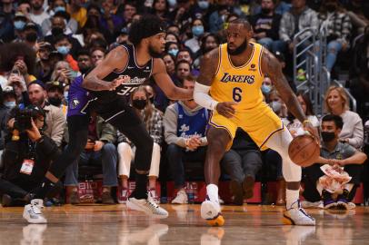 LOS ANGELES, CA - NOVEMBER 26: LeBron James #6 of the Los Angeles Lakers handles the ball against the Sacramento Kings on November 26, 2021 at STAPLES Center in Los Angeles, California. NOTE TO USER: User expressly acknowledges and agrees that, by downloading and/or using this Photograph, user is consenting to the terms and conditions of the Getty Images License Agreement. Mandatory Copyright Notice: Copyright 2021 NBAE   Juan Ocampo/NBAE via Getty Images/AFP (Photo by Juan Ocampo / NBAE / Getty Images / Getty Images via AFP)<!-- NICAID(14952728) -->