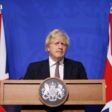 O primeiro-ministro da Grã-Bretanha, Boris Johnson, participa de uma coletiva de imprensa sobre a última atualização do Covid-19 na sala de reuniões da Downing Street, no centro de Londres, em 27 de novembro de 2021. - A Grã-Bretanha exigirá que todos os passageiros que chegam se isolem até que possam mostrar um teste PCR negativo contra Covid -19, o primeiro-ministro Boris Johnson disse no sábado, após o surgimento da nova cepa Omicron. (Foto de Hollie Adams / POOL / AFP)<!-- NICAID(14952742) -->