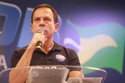 O governador de São Paulo, João Doria, foi escolhido para ser o candidato à Presidência da República pelo PSDB. O anúncio foi feito neste sábado (17) em Brasília, após a conclusão da votação das prévias. Doria superou o governador gaúcho Eduardo Leite e o ex-prefeito de Manaus, Arthur Virgílio.<!-- NICAID(14952762) -->