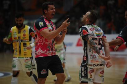 CARLOS BARBOSA, RS, BRASIL (28/11/2021)ACBF X CASCAVEL pela semi final da Liga Nacional de Fustsal no Centro Municipal de Eventos Sérgio Luiz Guerra. (Antonio Valiente/Agência RBS)<!-- NICAID(14952937) -->