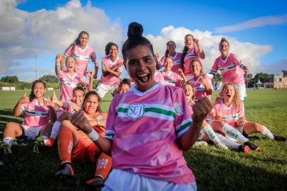 O Juventude despediu-se da Copa Gaúcha de futebol feminino neste domingo (28). A equipe da Serra foi eliminada nas semifinais pelo Grêmio, após perder por 2 a 0, no CT Hélio Dourado, em Eldorado do Sul. Com isso, as Esmeraldas encerraram a participação na competição estadual com o terceiro lugar, atrás apenas da dupla Gre-Nal.<!-- NICAID(14953438) -->