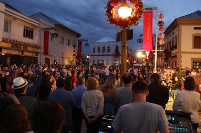 Abertura da programação do Natal Borbulhante marcou o domingo em Garibaldi<!-- NICAID(14953492) -->