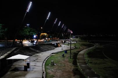 Porto Alegre, RS, Brasil - 26/11/2021 - O trecho da orla 1 do Guaíba é mais escuro que o trecho 3. Adiferença é gritante. E, segundo o consórcio Gam3Parks e o consórcio IPSul, não há definição de melhoria no trecho 1. Na foto: trecho 1 (Foto: Anselmo Cunha/Agência RBS)<!-- NICAID(14952591) -->