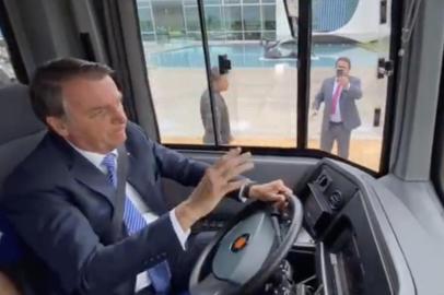 O presidente Jair Bolsonaro e o ministro da Economia, Paulo Guedes, afirmaram nesta segunda-feira (29) que a adoção de ônibus elétricos no país tem o potencial de baratear o preço do transporte coletivo. As falas vieram após os dois receberem nesta data no Palácio da Alvorada, fora da agenda oficial, representantes da Marcopolo, empresa do setor que apresentou ao governo justamente um protótipo da tecnologia.<!-- NICAID(14953918) -->