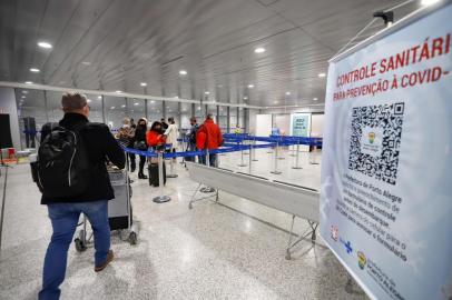 Porto Alegre, RS 23/06/2021 As aÃ§Ãµes de controle sanitÃ¡rio no aeroporto de Porto Alegre seguem nesta quarta-feira, 23, na Ã¡rea de desembarque domÃ©stico (Ã¡rea de acesso restrito).A intenÃ§Ã£o Ã© promover a identificaÃ§Ã£o e a testagem jÃ¡ no aeroporto de pessoas sintomÃ¡ticas ou assintomÃ¡ticas que possam ter tido contato com novas variantes do coronavÃ­rus, minimizando o impacto da entrada na cidade das chamadas variantes de preocupaÃ§Ã£o (VOC), que possam elevar os Ã­ndices de contÃ¡gio do vÃ­rus na cidade, comprometendo o sistema de saÃºde municipal.  Foto: Cristine Rochol/PMPA<!-- NICAID(14954210) -->