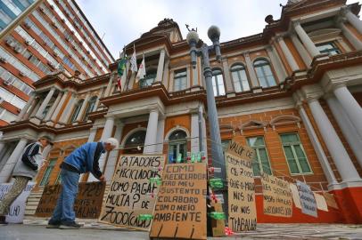 PORTO ALEGRE, RS, BRASIL,  30/11/2021- Recicladores protestam contra proibição para carrinheiros e papeleiros trabalharem nas ruas e acampam em frente à prefeitura. Foto: Lauro Alves  / Agencia RBS<!-- NICAID(14954450) -->