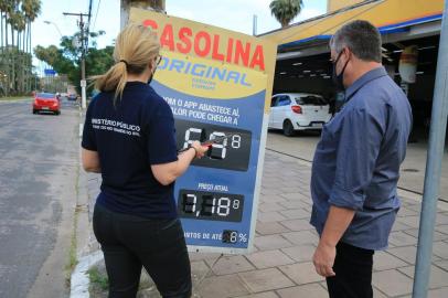 PORTO ALEGRE,RS,BRASIL.2021,11,30.Operação do Ministério Publico Estadula, contra a carterização nos postos de combustíveis, com preço da gasolina.(RONALDO BERNARDI/AAGENCIA RBS).<!-- NICAID(14954472) -->