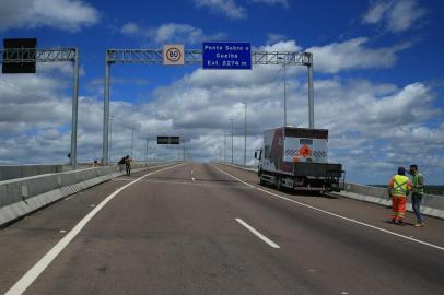 PORTO ALEGRE, RS, BRASIL,  30/11/2021- Ponte nova do Guaíba, totalmente bloqueada para testes. Foto: Ronaldo Bernardi / Agencia RBS<!-- NICAID(14954673) -->