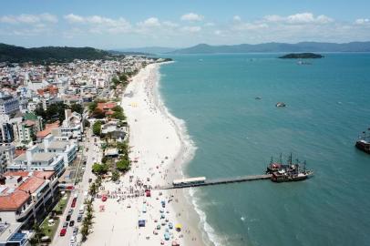 Praia de Canasvieiras, em Florianópolis, teve sua faixa de areia alargada<!-- NICAID(14954871) -->