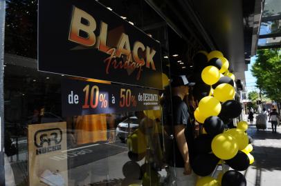 CAXIAS DO SUL, RS, BRASIL (24/11/2021)Vitrine das lojas que tem menção da Black Friday. (Antonio Valiente/Agência RBS)<!-- NICAID(14949365) -->