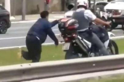 Homem algemado em moto, em São Paulo.<!-- NICAID(14955494) -->