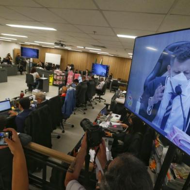 PORTO ALEGRE, RS, BRASIL,  01/12/2021- Julgamento da Kiss no Foro Central de Porto Alegre.  Na foto, Primeira depoente, mãe de vitima sai chorando da sala.  Foto: Lauro Alves  / Agencia RBS<!-- NICAID(14955913) -->