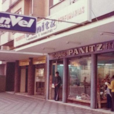 Em 1973, farmácia Panitz já com a marca Panvel, que surgiu da união com a Velgos<!-- NICAID(14956845) -->