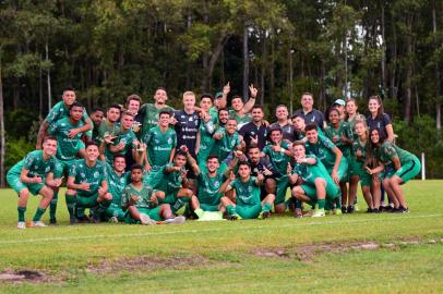 A categoria Sub-17 do Verdão deu mais um passo importante em busca do título Gaúcho. Pela partida de volta das quartas de final, o Juventude recebeu o SulBrasil, nesta quarta-feira (01/12), no campo da Randon e com qualidade, bateu a equipe de Canoas por 2x0. Weliton e Guilherme Gehring marcaram para o Alviverde. A equipe do técnico Filipe Führer enfrenta agora o Progresso. O primeiro confronto já ocorre nesse sábado (04), em Pelotas. <!-- NICAID(14956911) -->