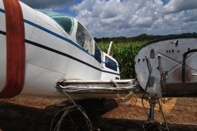 A Polícia Federal deflagrou a Operação Manifest para desarticular uma organização criminosa de tráfico internacional de cocaína. De acordo com a investigação, os criminosos transportavam a droga em aeronaves pela rota Bolívia-Paraguai-Brasil. Os crimes identificados, até o momento, são tráfico internacional de drogas, organização criminosa e lavagem de dinheiro.Cerca de 150 policiais federais cumprem 15 mandados de prisão preventiva e 30 mandados de busca durante a manhã dessa quinta-feira (2) no Rio Grande do Sul, Santa Catarina, Paraná, São Paulo, Minas Gerais, Mato Grosso do Sul, Roraima e no Distrito Federal.  Na região serranos, os mandados são cumpridos em Vacaria.  São dois mandados de prisão preventiva e três de busca e apreensão. As investigações iniciaram em Muitos Capões, nos Campos de Cima da Serra, em dezembro de 2020 a partir de um acidente aéreo. Naquela ocasião, um  avião utilizado para transportar a droga sofreu avarias no momento do pouso. A aeronave permaneceu escondida, em meio à plantação, por cerca de uma semana. A apuração identificou que a organização criminosa é formada por empresários do setor de aviação agrícola, advogados, pilotos e indivíduos ligados à facção de atuação nacional. <!-- NICAID(14956671) -->