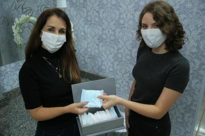 CACHOEIRINHA, RS, BRASIL,  02/12/2021- Escola Estadual Presidente Kennedy, em Cachoeirinha, distribui absorventes para alunas. Na foto(esq/dir), Professora, Daniela Machado ao lado da aluna Fernanda Schena.  Foto: Ronaldo Bernardi / Agencia RBS<!-- NICAID(14956799) -->