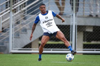 RS - FUTEBOL/TREINO GREMIO - ESPORTES - Jogadores do Gremio realizam treino durante a tarde desta quarta-feira, na preparação para o Campeonato Brasileiro 2021. FOTO: LUCAS UEBEL/GREMIO FBPANa foto: Douglas Costa