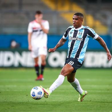 RS - FUTEBOL/TREINO GREMIO - ESPORTES - Jogadores do Gremio realizam treino durante a tarde desta quarta-feira, na preparação para o Campeonato Brasileiro 2021. FOTO: LUCAS UEBEL/GREMIO FBPANa foto: Douglas Costa