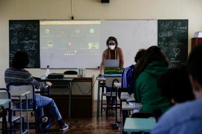 PORTO ALEGRE, RS, BRASIL, 23-09-2021: Professora Marcia Dorneles durante aula no Colegio Estadual Piratini, no bairro Auxiliadora. Parte dos estudantes segue em ensino remoto e outra retoma aulas presenciais, com algumas adaptacoes na escola devido a pandemia. DG+ Especial: solucoes para a educacao pos-pandemia.  (Foto: Mateus Bruxel / Agencia RBS)Indexador: Mateus Bruxel<!-- NICAID(14896931) -->