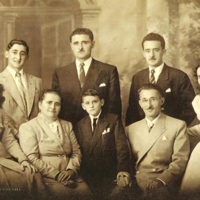 A família Storchi nos anos 1940, provavelmente 1947: em pé, a partir da esquerda, os irmãos Dalvo João, Dário Carlos e Ladyr Dinarte. Sentados, os pais Maria Albé Storchi e Fernando Storchi com o caçula Delso (Nei). Nas laterais, as irmãs Elma Ida e Hélia Antonia <!-- NICAID(14959651) -->