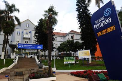 CAXIAS DO SUL, RS, BRASIL, 06/05/2020. Hospitais de Caxias do Sul enfrentam dificuldades financeiras em função da suspensão de cirurgias e exames eletivos por causa da pandemia. Na foto, fachada do Hospital Pompéia. (Porthus Junior/Agência RBS)<!-- NICAID(14494091) -->