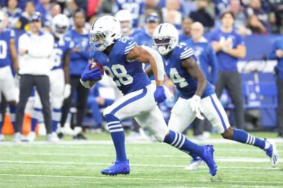 Tampa Bay Buccaneers v Indianapolis ColtsINDIANAPOLIS, INDIANA - NOVEMBER 28 Jonathan Taylor #28 of the Indianapolis Colts during the game against the Tampa Bay Buccaneers at Lucas Oil Stadium on November 28, 2021 in Indianapolis, Indiana.   Andy Lyons/Getty Images/AFP (Photo by ANDY LYONS / GETTY IMAGES NORTH AMERICA / Getty Images via AFP)Editoria: SPOLocal: IndianapolisIndexador: ANDY LYONSSecao: American footballFonte: GETTY IMAGES NORTH AMERICA<!-- NICAID(14961695) -->