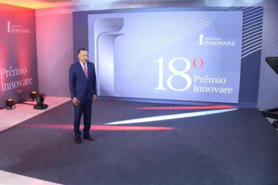 Cerimônia de Premiação do 18o. Prêmio Innovare. Realizada no Salão Branco do Supremo Tribunal Federal em 7 de dezembro de 2021.Veja a íntegra em nosso canal no YouTube www.youtube.com/watch?v=_JIgUw1tcko Na foto: O mestre de Cerimônias Heraldo Pereira, jornalista e advogado, apresenta a cerimônia de premiação do 18o. Prêmio Innovare<!-- NICAID(14961856) -->