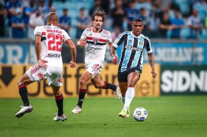 Douglas Costa no jogo entre Grêmio e São Paulo pela 36ª rodada do Brasileirão