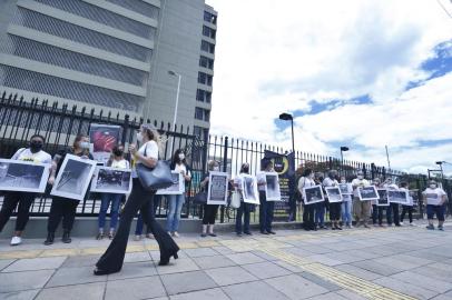 PORTO ALEGRE, RS, BRASIL, 07/12/2021- Oitavo dia de julgamento do caso Kiss no Foro Central de Porto Alegre. Na foto, as mães protestam com fotos feitas no interior da boate. Foto: Lauro Alves / Agencia RBS<!-- NICAID(14962538) -->