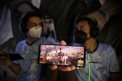 PORTO ALEGRE, RS, BRASIL, 08-12-2021: Os gamers Gustavo Lin, conhecido como Linbz, 20 anos, e Leonardo Padilha Machado, o Leozzera, 19, na casa do segundo, no bairro Petrópolis. Os jovens se destacaram em um campeonato de Call of Dutty. (Foto: Mateus Bruxel / Agência RBS)<!-- NICAID(14962574) -->