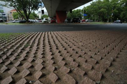 PORTO ALEGRE,RS,BRASIL.2021,12,08.Equipamentos que impedem moradores de rua durmam no local.Na foto.Viaduto Dom Pedro II(RONALDO BERNARDI/AGENCIA RBS).<!-- NICAID(14962430) -->