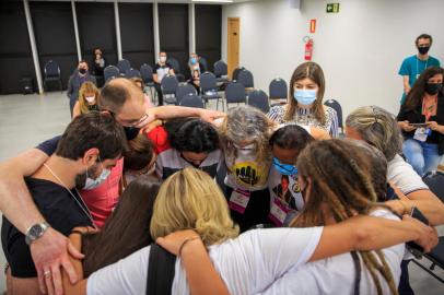 PORTO ALEGRE, RS, BRASIL - 08.12.2021 - Oitavo dia de julgamento da Kiss no Foro Central de Porto Alegre. Na foto, familiares das vítimas se unem durante depoimento de Elissandro Spohr. (Foto: Jefferson Botega/Agencia RBS)Indexador: Jeff Botega<!-- NICAID(14963160) -->