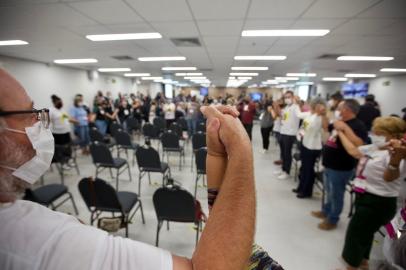 PORTO ALEGRE, RS, BRASIL - 09.12.2021 - Nono dia de julgamento da Kiss no Foro Central de Porto Alegre. Na foto, Enquanto Ministério Público explana, familiares ficam de mãos dadas na plateia. (Foto: Jefferson Botega/Agencia RBS)<!-- NICAID(14963867) -->