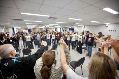 PORTO ALEGRE, RS, BRASIL - 09.12.2021 - Nono dia de julgamento da Kiss no Foro Central de Porto Alegre. Na foto, Enquanto Ministério Público explana, familiares ficam de mãos dadas na plateia. (Foto: Jefferson Botega/Agencia RBS)<!-- NICAID(14963864) -->