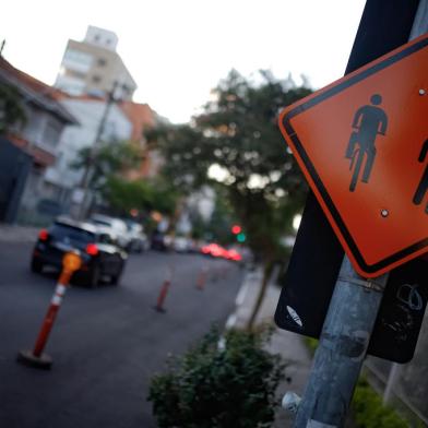 Porto Alegre, RS, Brasil - 08/12/2021 - A rua Vasco da gama foi asfaltada e a pintura da ciclovia desapareceu. (Foto: Anselmo Cunha/Agência RBS)Indexador: Anselmo Cunha<!-- NICAID(14963186) -->