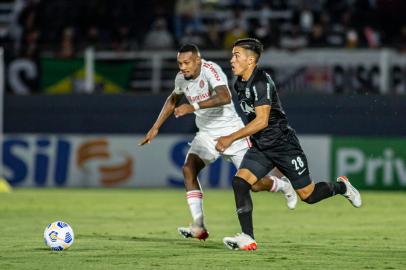 BRASILEIRO A 2021, BRAGANTINO X INTERNACIONALSP - BRASILEIRO A 2021, BRAGANTINO X INTERNACIONAL - ESPORTES - BRASILEIRO A 2021, BRAGANTINO X INTERNACIONAL - Cuello jogador do Bragantino disputa lance com Edenilson jogador do Internacional durante partida no estádio Nabi Abi Chedid pelo campeonato Brasileiro A 2021. 09/12/2021 - Foto: DIOGO REIS/AGIF - AGÊNCIA DE FOTOGRAFIA/AGIF - AGÊNCIA DE FOTOGRAFIA/ESTADÃO CONTEÚDOEditoria: ESPORTESLocal: BRAGANÇA PAULISTAIndexador: DIOGO REISSecao: Red Bull BragantinoFotógrafo: AGIF - AGÊNCIA DE FOTOGRAFIA<!-- NICAID(14964393) -->