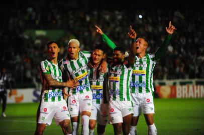 CAXIAS DO SUL, RS, BRASIL, 09/12/2021. Juventude x Corínthians, jogo válido pela 38ª rodada da Série A do Campeonato Brasileiro e realizado no estádio Alfredo Jaconi. O jogo decide a permanência do Ju,  na Série A, nesta que é a última rodada do brasileirão 2021. (Porthus Junior/Agência RBS)<!-- NICAID(14964538) -->