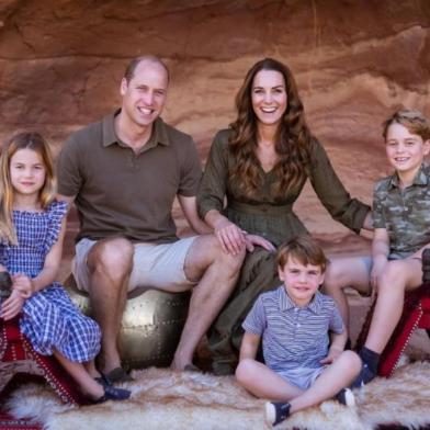 Príncipe William, Kate Middleton e os filhos em foto de Natal<!-- NICAID(14965373) -->