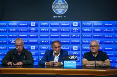 ApresentaÃ§Ã£o Gremio RS - FUTEBOL/APRESENTACAO GREMIO - ESPORTES - Presidente Romildo Bolzan Junior apresenta Denis Abraao como novo vice-presidente de Futebol e Sergio Vasques como novo Diretor de Futebol do Gremio Foot-Ball Porto Alegrense. FOTO: LUCAS UEBEL/GREMIO FBPAEditoria: SPOIndexador: Lucas UebelSecao: futebolFonte: Gremio.netFotógrafo: ApresentaÃ§Ã£o Gremio <!-- NICAID(14965529) -->