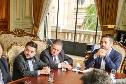 PORTO ALEGRE, RS, BRASIL, 16/12/2019 - O governador Eduardo Leite recebeu, na tarde desta segunda-feira (16/12), no Palácio Piratini, os deputados estaduais Fábio Branco, Gabriel Souza, Carlos Búrigo, Edson Brum, Sebastião Melo, Vilmar Zanchin, Tiago Simon e Gilberto Capoani, do MDB. O líder do governo, deputado Frederico Antunes, o vice-governador Ranolfo Vieira Júnior e o chefe da Casa Civil, Otomar Vívian, também acompanharam a reunião. Leite esclareceu dúvidas dos deputados a respeito da Reforma RS. Fotos: Gustavo Mansur/ Palácio PiratiniIndexador: Gustavo Mansur/Palacio Piratini<!-- NICAID(14360948) -->