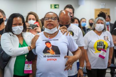 PORTO ALEGRE, RS, BRASIL - 10.12.2021 - Décimo dia de julgamento da Kiss no Foro Central de Porto Alegre. Na foto, Na foto, familiares das vítimas durante leitura da sentença. (Foto: Jefferson Botega/Agencia RBS)Indexador: Jeff Botega<!-- NICAID(14965630) -->