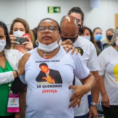 PORTO ALEGRE, RS, BRASIL - 10.12.2021 - Décimo dia de julgamento da Kiss no Foro Central de Porto Alegre. Na foto, Na foto, familiares das vítimas durante leitura da sentença. (Foto: Jefferson Botega/Agencia RBS)Indexador: Jeff Botega<!-- NICAID(14965630) -->