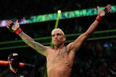 UFC 269: Oliveira v PoirierLAS VEGAS, NEVADA - DECEMBER 11: Charles Oliveira of Brazil is introduced before his lightweight title fight against Dustin Poirier during the UFC 269 event at T-Mobile Arena on December 11, 2021 in Las Vegas, Nevada.   Carmen Mandato/Getty Images/AFP (Photo by Carmen Mandato / GETTY IMAGES NORTH AMERICA / Getty Images via AFP)Editoria: SPOLocal: Las VegasIndexador: CARMEN MANDATOSecao: sports eventFonte: GETTY IMAGES NORTH AMERICA<!-- NICAID(14965976) -->