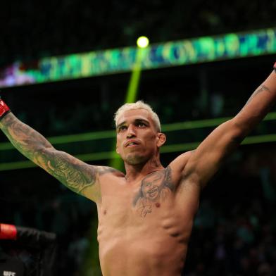 UFC 269: Oliveira v PoirierLAS VEGAS, NEVADA - DECEMBER 11: Charles Oliveira of Brazil is introduced before his lightweight title fight against Dustin Poirier during the UFC 269 event at T-Mobile Arena on December 11, 2021 in Las Vegas, Nevada.   Carmen Mandato/Getty Images/AFP (Photo by Carmen Mandato / GETTY IMAGES NORTH AMERICA / Getty Images via AFP)Editoria: SPOLocal: Las VegasIndexador: CARMEN MANDATOSecao: sports eventFonte: GETTY IMAGES NORTH AMERICA<!-- NICAID(14965976) -->