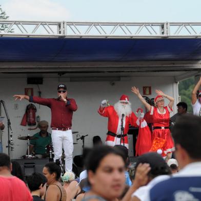 CAXIAS DO SUL, RS, BRASIL, 12/12/2021 - Festa de natal para famílias da zona norte. Foram preparados mais de 5 mil cachorros quentes, e arrecadados mais de 3 mil brinquedos. (Marcelo Casagrande/Agência RBS)<!-- NICAID(14966086) -->