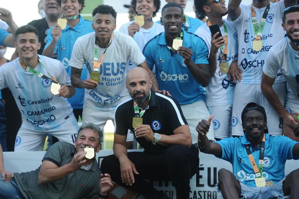 Campeão como jogador e como técnico: Alê Menezes comanda feito histórico do  Glória | Pioneiro