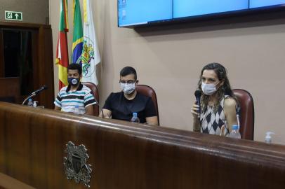 Audiência pública, na Câmara de Vereadores, discute falta de leitos clínicos em Caxias do Sul; espera nas UPAs e demora para conseguir cirurgias. Na foto, Alexandre Silva, presidente do Conselho Municipal de Saúde, Rafael Bueno, presidente da Comissão de Saúde da Câmara, e Daniele Meneguzzi, secretária municipal da Saúde<!-- NICAID(14966656) -->