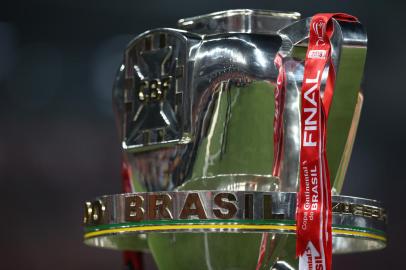 CURITIBA, PR, BRASIL - Imagens da Taça de Campeão da Copa do Brasil 2019 que estava exposta no Estádio Arena da Baixada, em Curitiba, antes do primeiro jogo da final.<!-- NICAID(14250598) -->