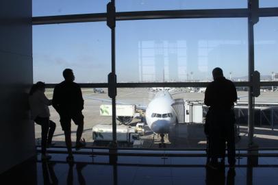 Movimentação no Aeroporto Internacional de Guarulhos em meio a Covid-19SP - GUARULHOS/AEROPORTO/MOVIMENTAÇÃO - GERAL - Movimentação no Aeroporto Internacional de Guarulhos, na grande São Paulo, em meio à   pandemia do coronavírus (covid-19), na manhã deste sábado, 11 de dezembro de 2021. Mesmo   com a nova variante Ômicron, o movimento segue crescente nos aeroportos do Brasil. Uma   confusão se fez com a não exigência do passaporte vacinal por parte do Governo Federal,   se o Governo Estadual acha o documento necessário. A obrigatoriedade do uso de máscara e   apresentação de teste também são exigidos pelo Governo de São Paulo, sob orientação do   Governador, João Doria (PSDB).     11/12/2021 - Foto: NIYI FOTE/THENEWS2/ESTADÃO CONTEÚDOEditoria: GERALLocal: SÃO PAULOIndexador: NIYI FOTEFonte: TheNews2Fotógrafo: THENEWS2<!-- NICAID(14967373) -->