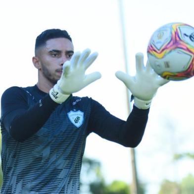 Goleiro Cesar, ex-Londrina, está na mira do Juventude<!-- NICAID(14967463) -->